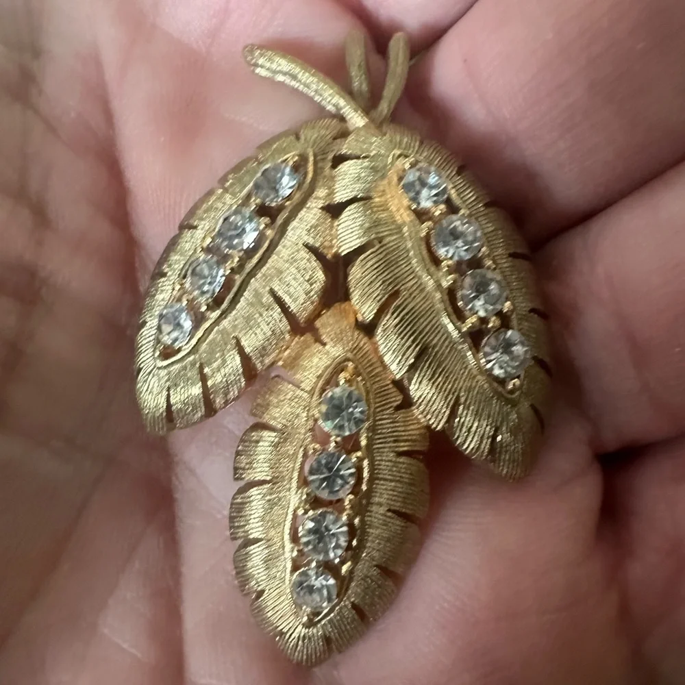 Vintage JJ Gold Tone RhinestoneLeaf Pendant - Picture 1 of 4